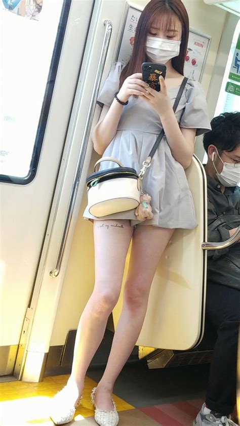 「電車内女性」おしゃれまとめの人気アイデア｜pinterest｜kouji T ミニスカート 女性 若いモデル