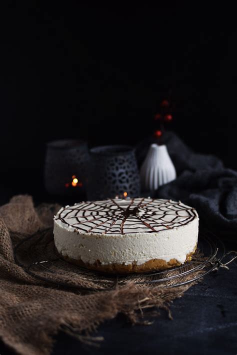 Zur auswahl stehen diverse stationen, z.b. Cheesecake mit Zimt und Spinnennetz: ein Halloween Kuchen