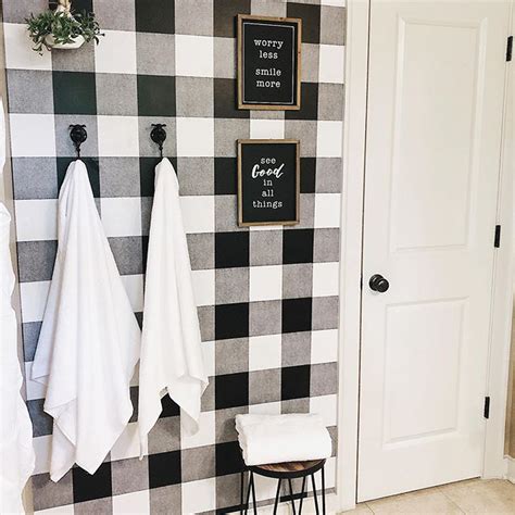 Farmhouse style bathroom | Small bathroom decorating idea | DIY