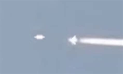 A Ufo Chases A Jet And Overtakes It In Broad Daylight Video Was Sent