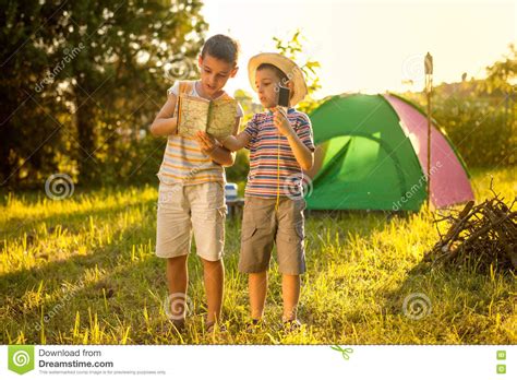 Deux Gar Ons Sur Des Vacances En Camping Apprenant Comment Lire Une