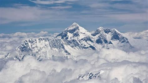 Mount Everest Above The Clouds Amazing Places On Earth Cool Pictures