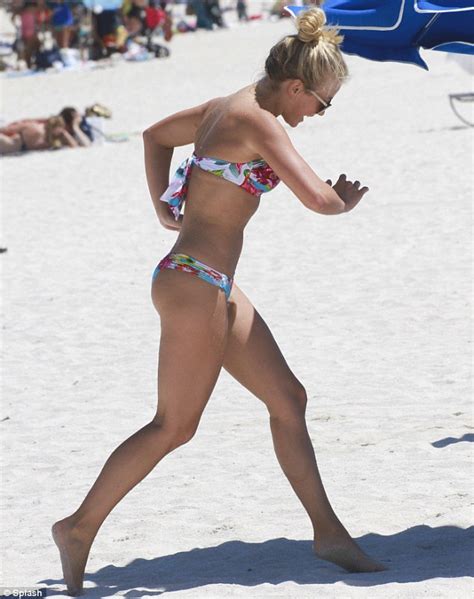 Julianne Hough Shows Off Her Toned Dancer Physique As She Larks Around On The Beach Daily Mail