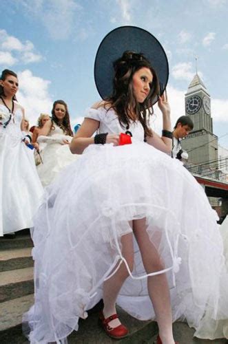 俄罗斯街头“新娘游行” 已婚女重温结婚瞬间 图 新浪女性 新浪网