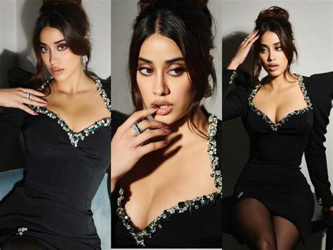 Janhvi Kapoor Share Her New Photo With Caption Season Greetings Lets