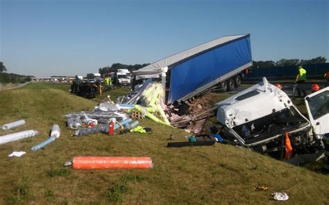 Czołg Wjechał W Auto Ukraina - Ciężarówką wjechał w auto obsługi autostrady - Polska w Kontakt 24