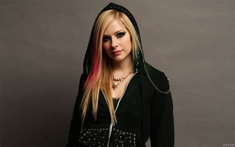 Avril Lavigne Singer Long Hair Women Blonde Smoky Eyes Women Indoors Standing Dyed Hair