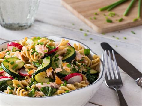 Nudelsalat mit warmgeräuchertem Lachs und Radieschen