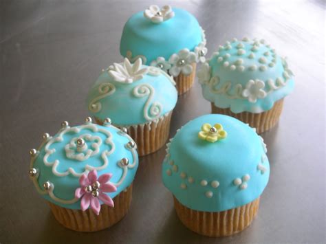 A mad hatter baby shower tea party is lots of fun! Alice in Wonderland cupcakes by Look Cupcake