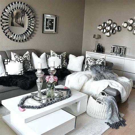 Here is a classic black and white design, combined with grayish elements as well as a dominant green: Black White Grey Living Room Design
