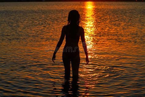 看海滩日落的女孩剪影 库存图片 图片 包括有 反映 休闲 白种人 橙色 长期 黎明 海运 135402887