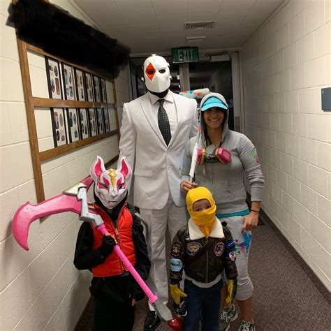 The wild card skin is a fortnite cosmetic that can be used by your character in the game! Awesome Family Fortnite Costumes (Wildcard, Teknique ...