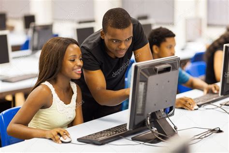 Groupe étudiants Africains Universitaires Dans La Salle Informatique