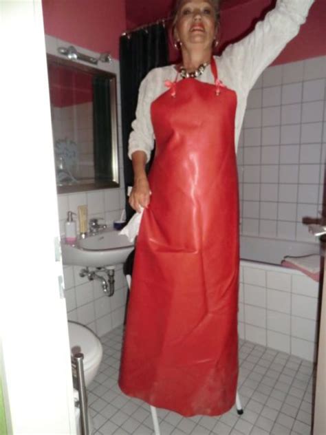 She Loves Wearing A Body Length Rubber Apron Frauen Mit