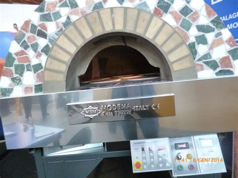 Uno Dei Tanti Forni Rotante Per Pizza One Of The Many Rotary Ovens For