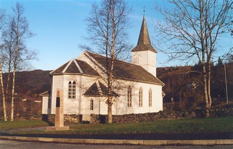 Join a cultural walk through hyllestad together with martha. Hyllestad kyrkje og kyrkjegard - Kulturhistorisk leksikon