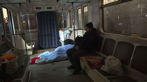 reportage ukraine ils vivent dans le métro de kiev tf1 info
