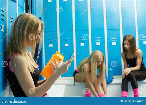 Avant La Formation Filles Sexy Se Reposant Dans Le Vestiaire Image stock Image du européen