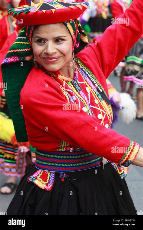 Bolivian Woman In Traditional Dress Hi Res Stock Photography And Images