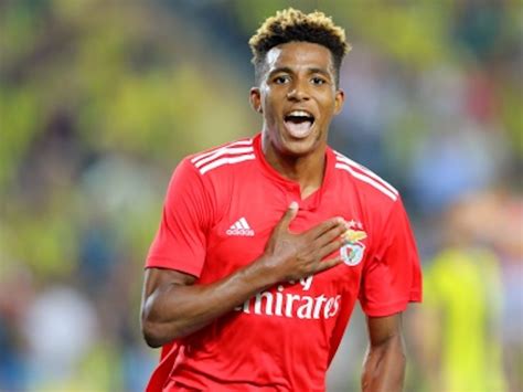 Gedson carvalho fernandes is a portuguese professional footballer who plays as a midfielder for süper lig club galatasaray, on loan from ben. Gedson Fernandes (Benfica) en prêt avec option d'achat à l ...