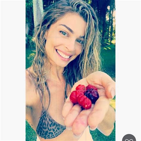 grazi massafera surge linda e oferece frutas em selfie gq musa