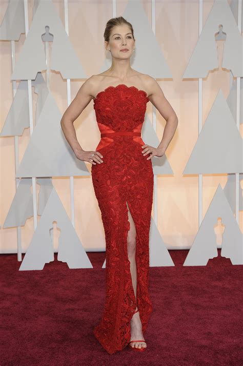 Pics Rosamund Pike Is Ravishing In Red At The Oscars Star Magazine