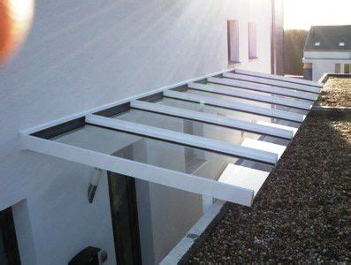 Die überdachung, bestehend aus einer 20mm starken verbundsicherheitsglasscheibe (vsg) wirkt filigran und ist lediglich auf 5 punkthaltern gelagert. Bildergebnis für überdachung zwischen haus und garage ...