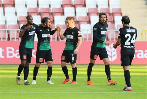 On average in direct matches both teams scored a 2.39 goals per match. Denizlispor'da 3 futbolcu, kadro dışı bırakıldı