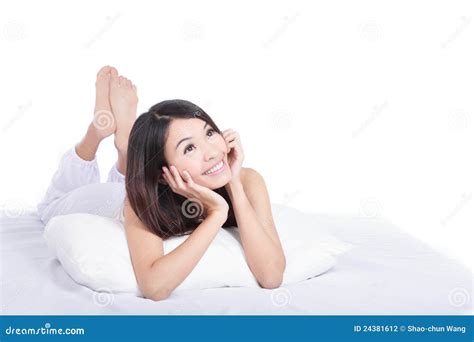 a menina do sorriso que encontra se na cama e olha acima para a frente foto de stock imagem de