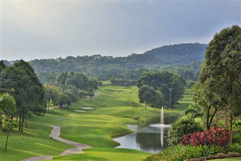 Tento klub se nachází přímo ve středu kuala lumpur, 8 kilometrů od centra a je jedním z nejpopulárnějších v celé malajsii. Kuala Lumpur Golf and Country Club Celebrates 25th ...