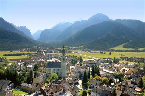 Toblach — toblach, italienisch dobbiaco, gemeinde in der provinz bozen, südtirol, italien, 1 243 m über dem meeresspiegel, 3 200 einwohner; Unterkünfte in Toblach - Urlaub in Südtirol