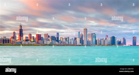 Downtown Chicago Skyline At Sunset In Illinois Usa Stock Photo Alamy