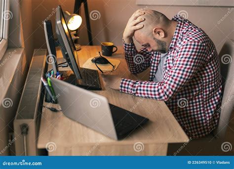 Programador Macho Estressado No Trabalho Foto de Stock Imagem de programas estratégia