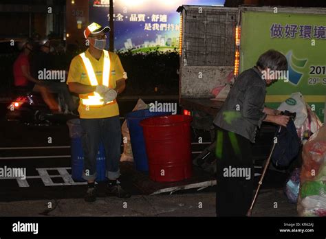 Taipei Taiwain 08th May 2017 Taiwanese People Bringing Their Trash
