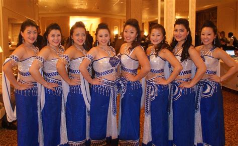 04fabulous-hmong-dancers-neighborhood-house-of-milwaukee