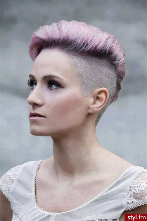 Można wyróżnić następujące rodzaje boba: Krótkie fryzury z pazurkiem - undercut i pixie bob na ...