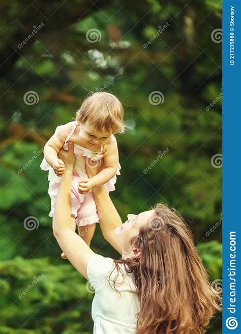 madre e hija pequeña en el parque foto de archivo imagen de felicidad hierba 217279660