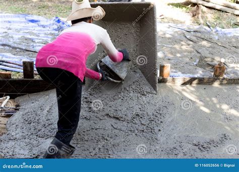 Assoalhos Concretos Derramados Trabalhador Da Construção Da Mulher Foto