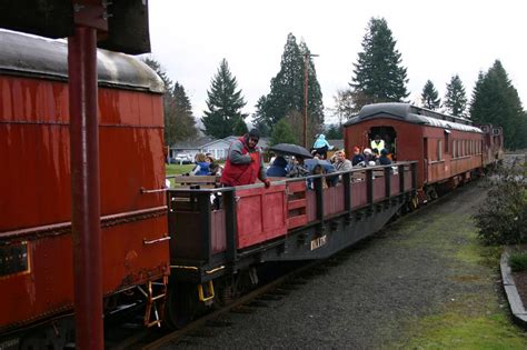 8 Holiday Train Rides Around Oregon For 2019