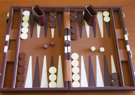 Las mesas tienen otra estupenda utilidad además de poder comer sobre ellas, sirven para jugar. Backgammon, ¿Cómo jugar al juego de mesa más antiguo del ...