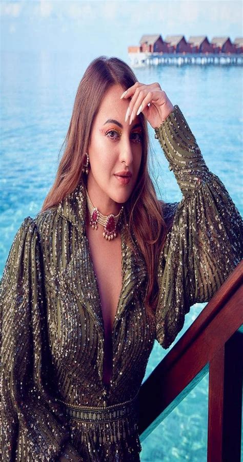 Sonakshi Sinha Gave Sizzling Pose At Beach In Diffrent Dresses See Photos सोनाक्षी सिन्हा ने