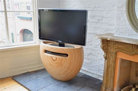 Als wij praten over de hoogte van een tv standaard, dan wordt daarmee bedoeld de hoogte van het hart van het scherm. Unique shaped wooden tv stand by Leon Van Zanten