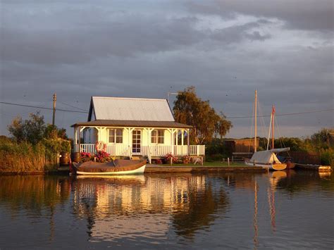 Weekend break norfolk, big cottage sleeps 10, wifi, ch , 4 beds, dogs welcome. Waterside Breaks | Self Catering Holiday Cottages ...