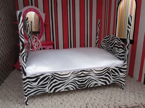 Next, place a longer stick at each end, and glue another stick horizontally across the bottom to create a headboard. crafty couple: Diy Barbie Bed