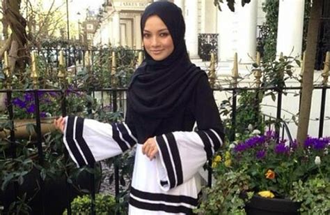 10 Gambar Neelofa Cantik Bertudung