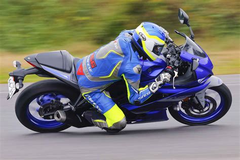 A 250cc is perfectly capable of making long trips. 250ccに継承されるハンドリングのヤマハ YAMAHA YZF-R25 ABS をチェック | RIDERS CLUB