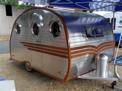 Pin By Leslie Aitken On Campers I Want One Vintage Trailers