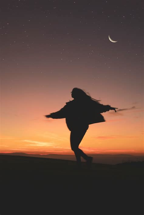 Night Sky Woman Pictures Download Free Images On Unsplash