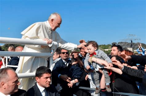 El Papa Cuestionó Que Macri Haya Desarmado La Ley De Medios Así