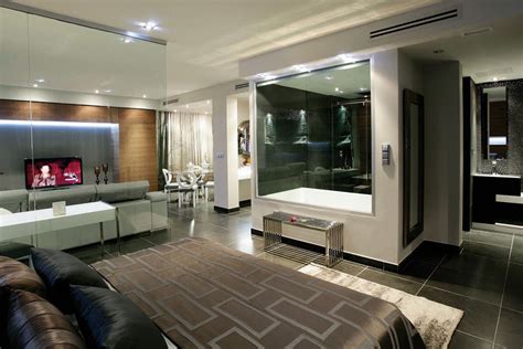 This hotel is located in santa fe, a historic town founded in 1491 by the catholic monarchs, where once stood the military camp, from which the nazari kingdom of granada was besieged. Hotel moderno a un paso de Granada y Sierra Nevada